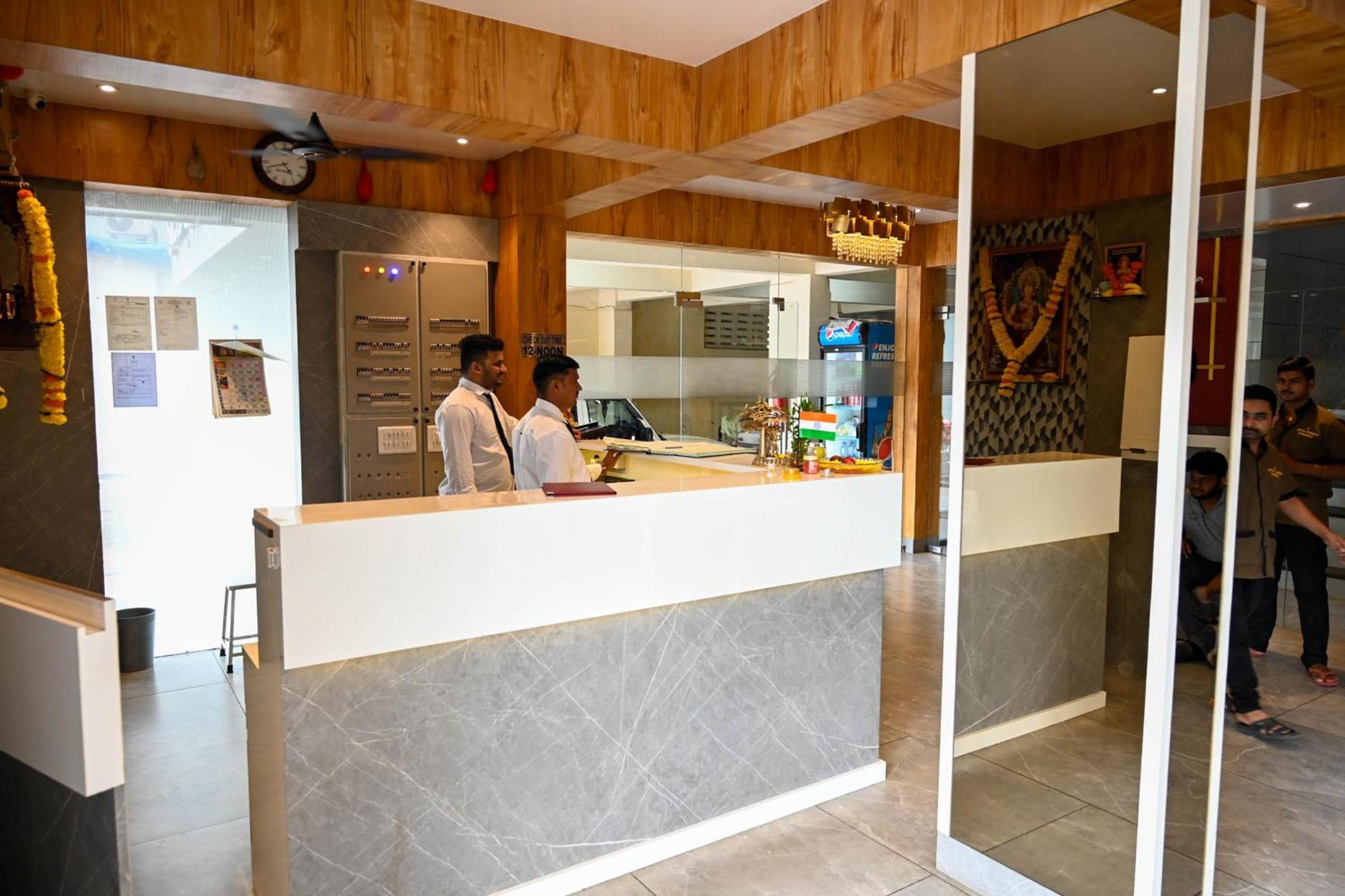 ホテル Adiraj Residency ナビムンバイ エクステリア 写真